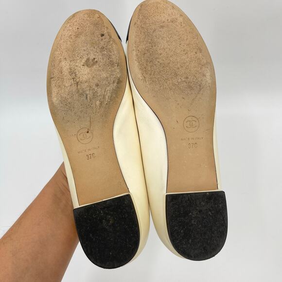 Chanel | Cream Black Lambskin Pearl CC Cap Toe Ballet Flats 2016 FR 37C - Picture 12 of 16